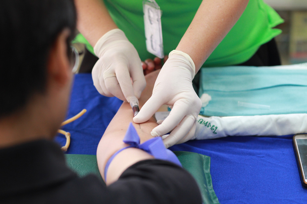 nurse drawing patients blood